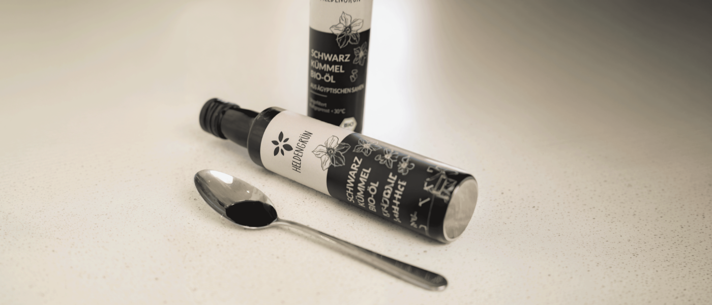 Heldengrün Bio-Schwarzkümmelöl mit Kapsel-Tube und einem Löffel Schwarzkümmelöl